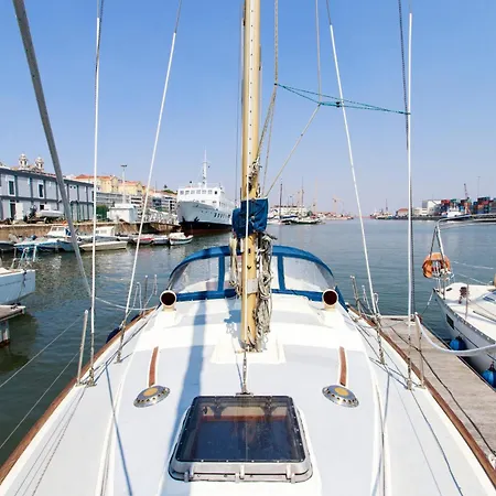 Evamia Boat Botel Lisbon